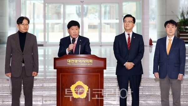 ▲홍성현 충청남도의회 의장이 29일 대전시의회에서 열린 조원휘 의장과의 공동 기자회견에서 ‘충남·대전 행정통합’과 관련해 발언하고 있다. /사진-충남도의회