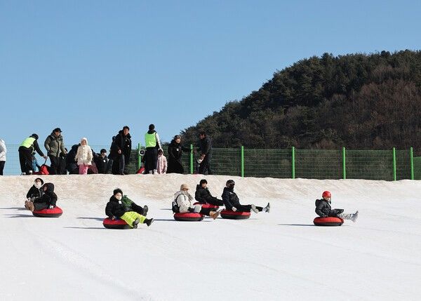 꽁꽁 겨울축제를 즐기는 관광객들./사진-영양군