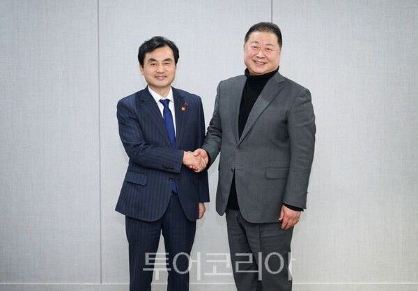 김경일 시장과 안규백 장관/투어코리아뉴스 김경남 기자