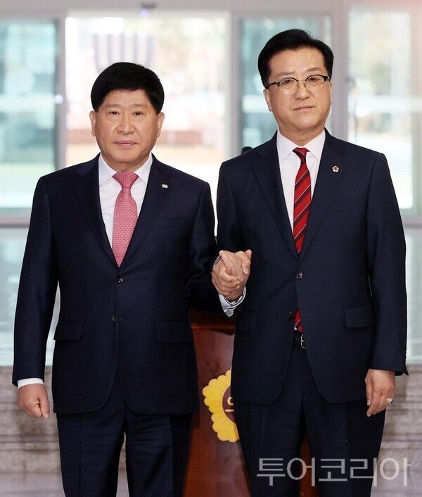 ▲왼쪽부터 홍성현 충청남도의회 의장, 조원휘 대전광역시의회 의장 모습. /사진-충남도의회