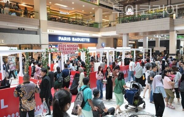 ▲2025 논산농식품 해외박람회에 인도네시아 현지 방문객들의 발길이 끊임없이 이어지고 있다. /사진-논산시