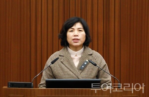 ▲김현옥(새롬동, 더불어민주당) 세종시의원이 28일 열린 제103회 임시회 제1차 본회의 5분 자유발언을 통해, 방치된 '새롬동 여성친화거리'의 실태를 지적하고 있다. /사진-세종시의회