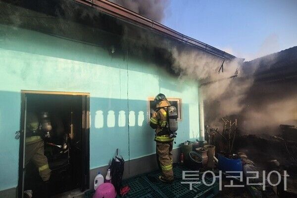 ▲신고를 받고 출동한 소방관들이 화재를 진압하고 있다. /사진-공주소방서