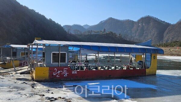 어름에 갇혀 옴짝달싹 못하는 배/투어코리아뉴스 유경훈 기자