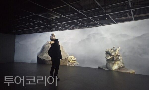 ▲비단뜰 전시장에서 ‘백제의 서사와 공간성’을 현대적으로 풀어낸 작품 시연 모습. /사진-공주시