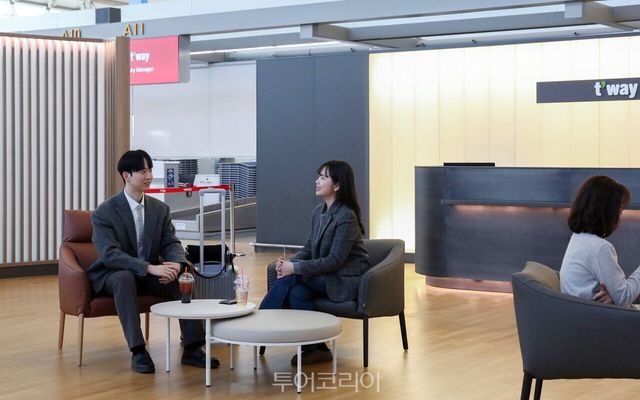 티웨이항공을 이용하는 비즈니스 클래스 승객들이 인천국제공항 제1 여객터미널 '프리미엄 체크인' 전용 A카운터를 이용 중이다./사진-티웨이항공