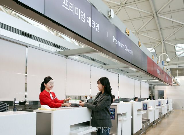 티웨이항공 직원이 인천국제공항 제1여객터미널 '프리미엄 체크인' 전용 A카운터에서 승객 체크인 서비스를 제공하고 있다./사진-티웨이항공