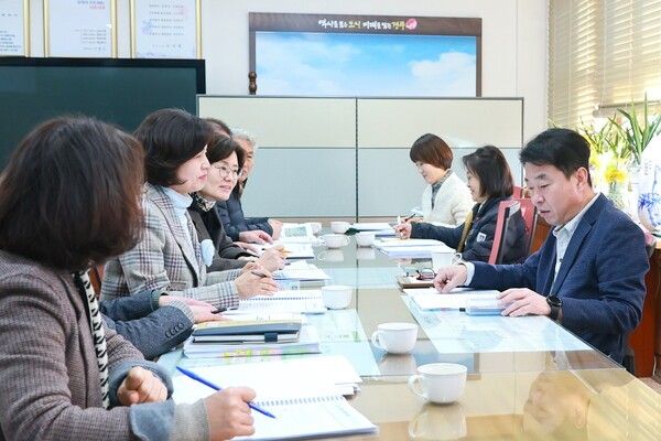 최혁준(오른쪽) 경주시 부시장이 업무보고를 받고 있다./사진-경주시