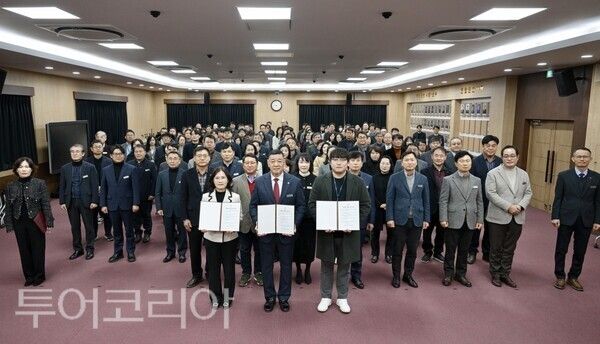 ▲최원철(가운데) 공주시장을 비롯한 전 공직자들이 지난 2일 시청 대백제실에서 열린 시무식에서 ‘2026년 공직자 청렴 다짐 선언문’을 함께 낭독하며 청렴 실천 의지를 다지고 있다. /사진-공주시