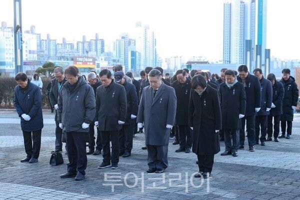 이동환 고양시장과 관계자들이 새해 현충탑 참배를 하고 있다/투어코리아뉴스 김경남 기자