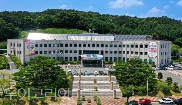 ▲계룡시가 2026년 지역 소상공인들의 경영난 해소 및 신속한 자금 지원을 위해 기존 시행하던 특례 보증을 앞당겨 시행한다(계룡시 청사 전경). /사진-계룡시