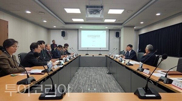 ▲박정주(오른쪽 두 번째) 충남도 행정부지사 주재로 지난 6일 도청 소회의실에서 열린 ‘내포 종합의료시설 건립사업(2단계) 타당성 조사 및 기본계획 수립 용역 착수보고회’ 모습. /사진-충남도