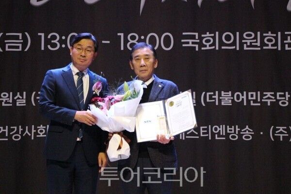 STN대한민국사회공헌대상을 수상한 박윤국 전포천시장(오른쪽)/투어코리아뉴스 정명달 기자