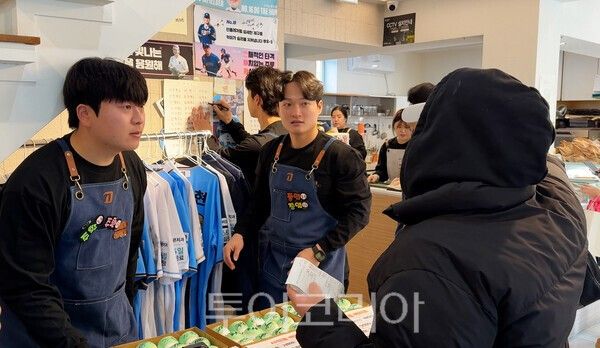 BNK경남은행이 NC 다이노스 선수들이 따뜻한 마음을 모아 지역 취약계층을 돕는 '사랑나눔 이벤트'를 지난 4일 지원했다. /사진-BNK경남은행