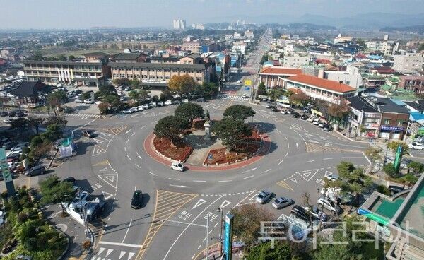 ▲부여군이 분야별로 다양하게 시행되고 있는 인구 정책에 대해 많은 군민이 정보를 쉽게 얻을 수 있도록 ‘2026년 생애주기별 맞춤형 생활 지원 안내서’를 발간했다(부여군 청사 전경). /사진-부여군