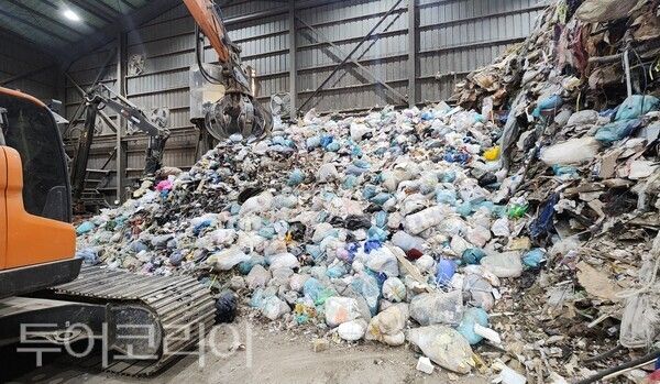 ▲공주시와 서산시에 위치한 폐기물 재활용 업체가 지난 1일부터 6일 동안 서울시 금천구 생활폐기물(종량제봉투) 216t을 위탁 처리한 것으로 확인했다(충남도내에 반입된 수도권 생활폐기물 모습). /사진-충남도