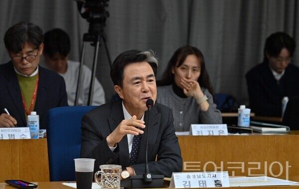 ▲김태흠 충남도지사가 8일 천안시에 있는 LS일렉트릭에서 ‘2026년 제1차 경제상황 현장 점검회의’를 주재하고 있다. /사진-충남도