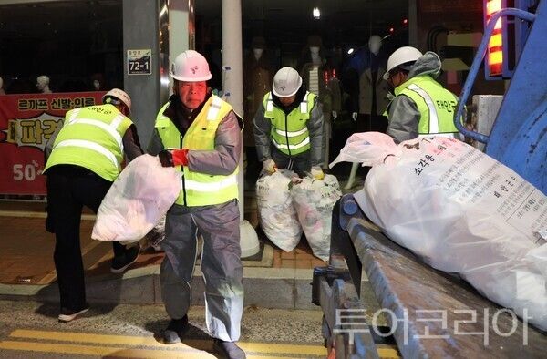 ▲8일 가세로(맨 앞) 태안군수를 비롯한 고위 공무원들이 일일 환경미화원을 체험하며 쓰레기봉투를 수거하며 구슬땀을 흘리고 있다. /사진-태안군