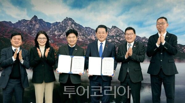 김영록 전라남도지사(오른쪽)와 김대중 전라남도 교육감이 8일 도청 접견실에서 '광주·전남 대통합 및 교육 대전환을 위한 공동 선언문'을 발표하고 있다. /사진-전남도