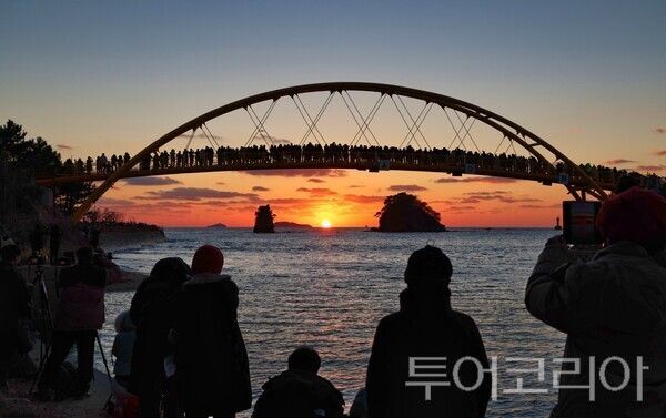 ▲방포 꽃다리 해넘이 모습. /사진-태안군