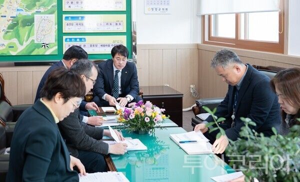 ▲전상욱(가운데) 청양부군수가 읍·면을 순방하며 직원들을 격려하고 현안사항을 보고 받고 있다. /사진-청양군