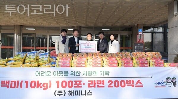 ▲김용선 ㈜해피니스 대표가 지역내 홀로 지내시는 어르신들을 위해 써달라며 지난 7일, 백미(10kg) 100포와 라면 200박스 등 총 500만원 상당의 물품을 백성현 논산시장에게 기탁하고 있다. /사진-논산시