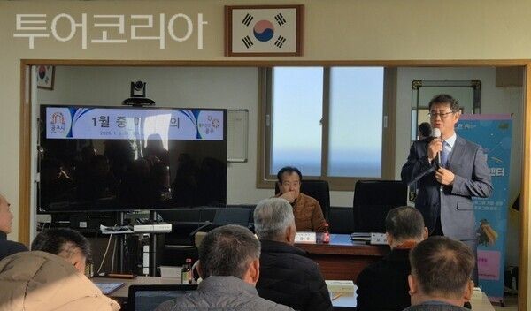 ▲오승종 공주시 의당면장이 신임 이장들에게 임명장을 수여한 뒤 인사말을 하고 있다. /사진-공주시