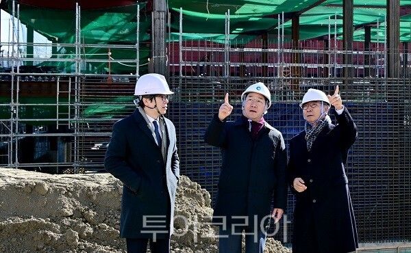 유정복 인천광역시장이 8일 연수구 송도 세브란스병원 건설현장을 찾아 윤동섭 연세대학교 총장과 현장을 점검하고 있다.