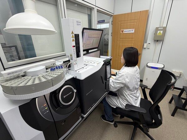 봉화군 농산물안정성분석센터의 연구원이 농산물 안정성을 분석하고 있다./사진-봉화군