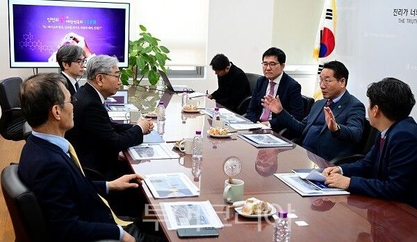 유정복 인천광역시장이 8일 연수구 연세대학교를 방문해 윤동섭 연세대학교 총장과 양자, 바이오 혁신 클러스터 조성을 위한 파트너십 구축 방안을 논의하고 있다.