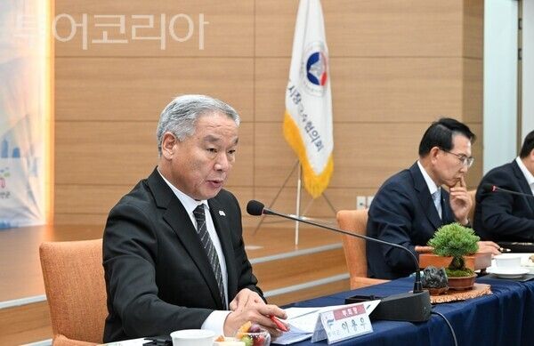 ▲이용우 부여군수가 지난 30일 홍성군 에덴힐스 힐링파크에서 열린 민선 9기 1차 년도 제1차 충청남도시장·군수협의회에서 ‘농촌지역 위험 빈집정비를 위한 제도 개선’과 ‘(가칭) 충남 송전탑 공동대응기구 구성’ 등 2건의 현안을 공식 건의하고 있다. /사진-부여군