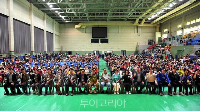 10일 화천체육관에서 화천군민과 노원구&nbsp;산악회원들이 교류행사를 갖고 있다./사진=화천군