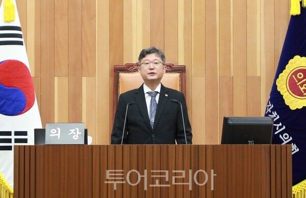 ▲안신일 세종시의회 의장이 지난 8일 열린 제109회 정례회 제2차 본회의 개회를 선언하고 있다. /사진-세종시의회