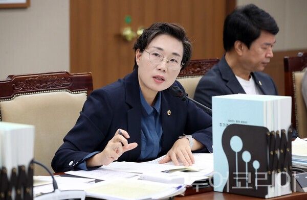 ▲질의 중인 김아진(더불어민주당·서천1) 충남도의원.