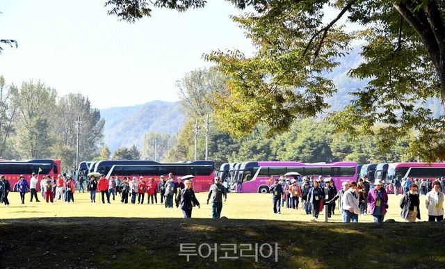10일 관광버스를 이용해 화천군&nbsp; 붕어섬을 찾은&nbsp;&nbsp;노원구민 ‘즐거운 산악회’회원들/사진=화천군