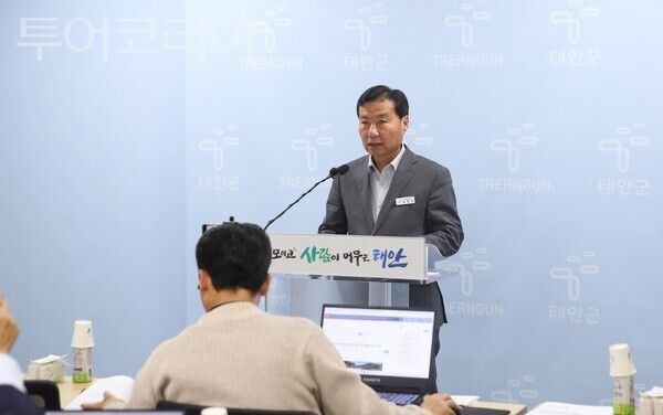 ▲14일 태안군청 브리핑룸에서 브리핑 중인 김동선 복지증진과장. /사진-태안군