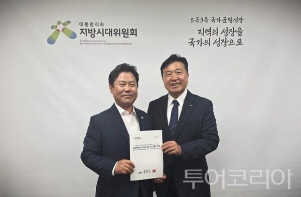 ▲최재구(오른쪽) 예산군수와 박정현 신임 대통령 직속 지방시대위원회 위원장 면담 모습.