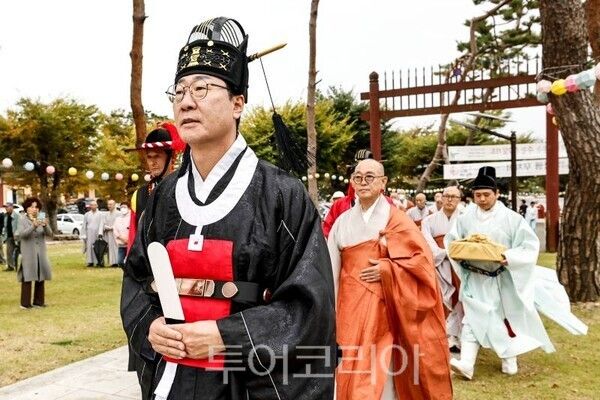 정명근 시장이 전통제례복을 입고 의식에 참여하고 있다/투어코리아뉴스 정명달 기자 사진=화성시