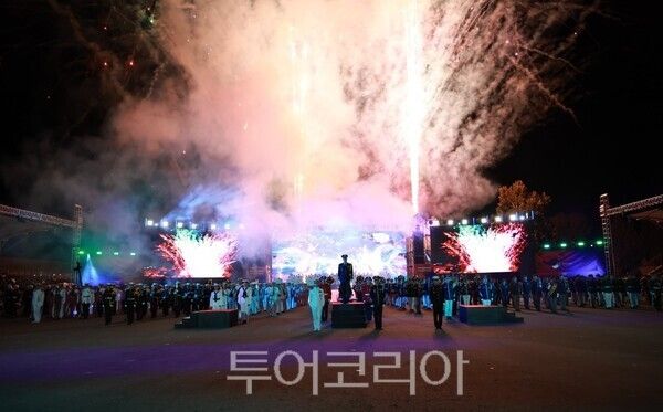 ▲계룡대 활주로 일원에서 지난 1일 막을 올린 ‘제16회 계룡軍문화축제’ 개막식에서 국방부 팡파르단·전통의장대를 비롯해 육·해·공군 군악·의장대, 미8군 군악대, 한미연합사 의장대 등 14대 부대 장병들이 절도있는 도열을 선보이고 있다. /사진-계룡시