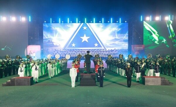 ▲지난 1일 계룡대 활주로 상설공연장에서 열린 제16회 계룡軍문화축제 개막식에서 육·해·공군과 해병대 군악대가 힘찬 군가를 연주하고 있다.