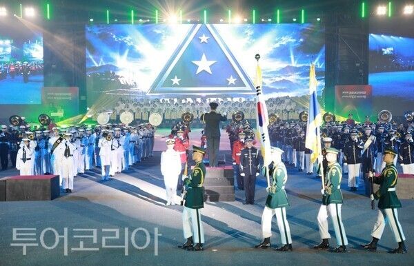 ▲지난 1일 계룡대 활주로 상설공연장에서 열린 제16회 계룡軍문화축제 공동개막식에서 각 군 군악·의장대와 기수단이 함께 무대를 선보이고 있다.