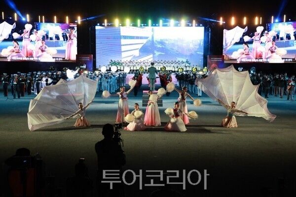 ▲계룡대 활주로 상설공연장에서 지난 1일 열린 제16회 계룡軍문화축제 공동개막식에서 무용단의 화려한 공연이 펼쳐지고 있다.