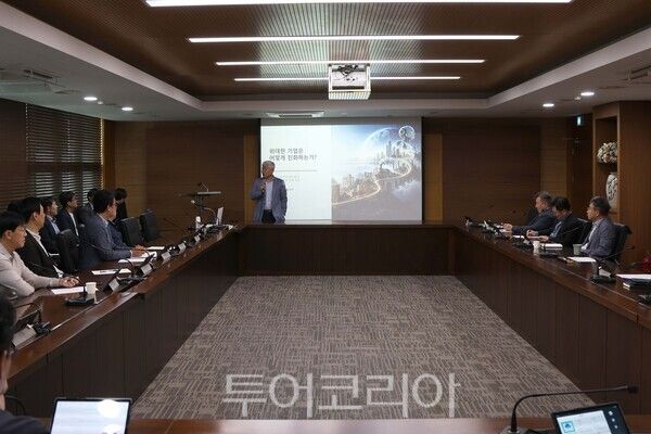채서일 고려대 명예교수가 지난 20일 울산대 교무회의실에서 대학 간부들을 대상으로 특강을 하고 있다./사진-울산대학교