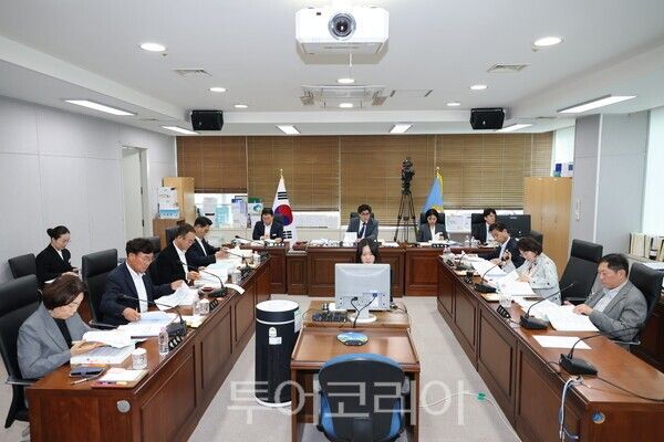 포항시의회(의장 김철수)는 지난 20일부터 2026년도 행정사무감사에 돌입해 주요 정책과 사업의 추진 실태를 살피는 등 시정 전반에 대한 집중 점검하고 있다. 사진은 경제산업위원회의 행정사무감사 모습./사진-포항시의회