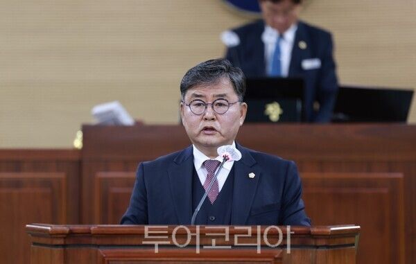 ▲김종대 의원이 지난 20일 열린 제324회 청양군의회 임시회 군정질문에서 천장알프스지구 관광인프라 확충사업과 관련한 아스콘 포장시설 보상 문제를 집중적으로 지적하고 있다. /사진-청양군의회
