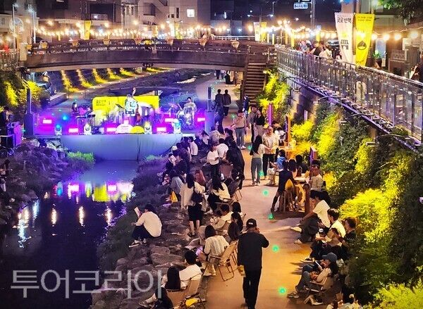 ▲공주시 제민천 일원에서 성황리에 진행된 ‘곳곳산책 공주’ 버스킹 행사 모습. /사진-류석만 기자