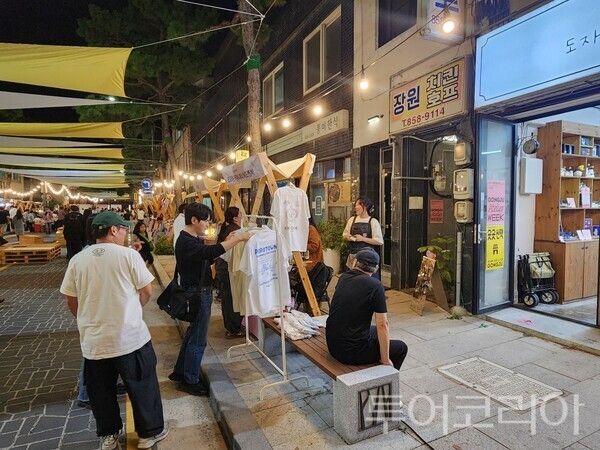 ▲‘곳곳산책 공주’ 플리마켓 행사 모습. /사진-류석만 기자