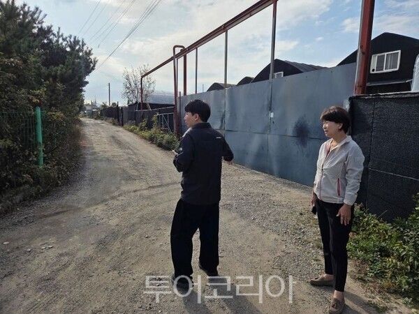 현장에서 공무원과 협의하며 민원 해결하는 장예선 의원/투어코리아뉴스 김경남 기자 사진=장예선SNS
