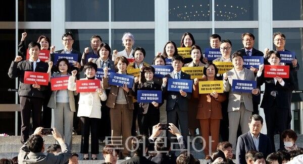 인천시의회가 27일 국회 본관 앞 계단에서 열린 ‘지방의회법’ 연내 제정 촉구를 위한 전국 지방의회의원대회에 참석하고 있다.