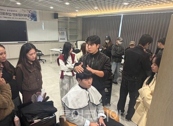춘해보건대학교(총장 김희진) 글로벌뷰티과는 지난 28일 교내 실습실에서 유아크헤어(U.arc Hair)와 함께하는 ‘외국인 유학생 진로·취업 K-뷰티 멘토링’을 실시했다./사진-춘해보건대